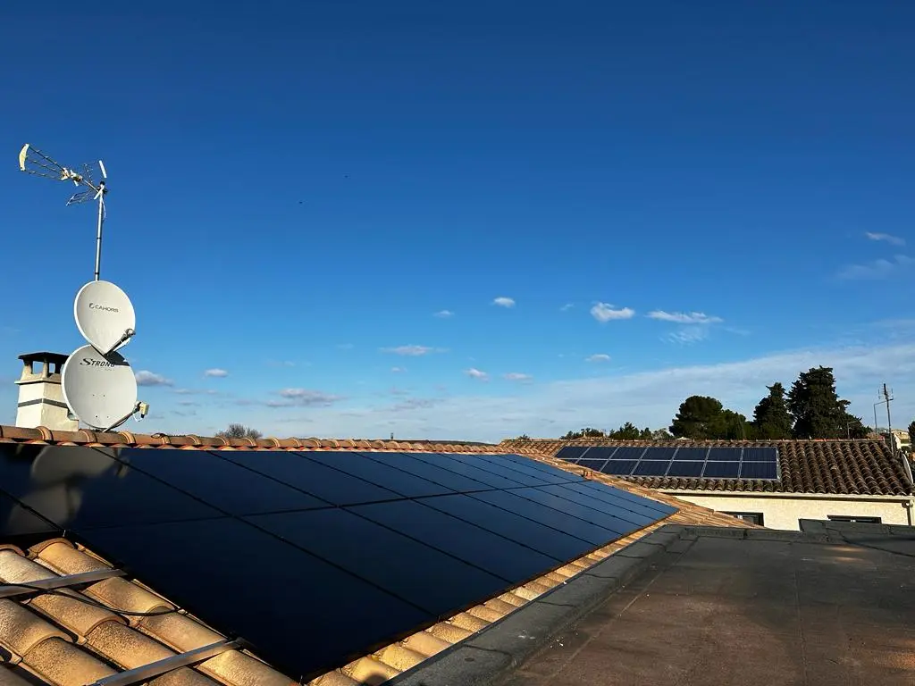 panneaux photovoltaïques installés sur le toit d'une maison par SLG
